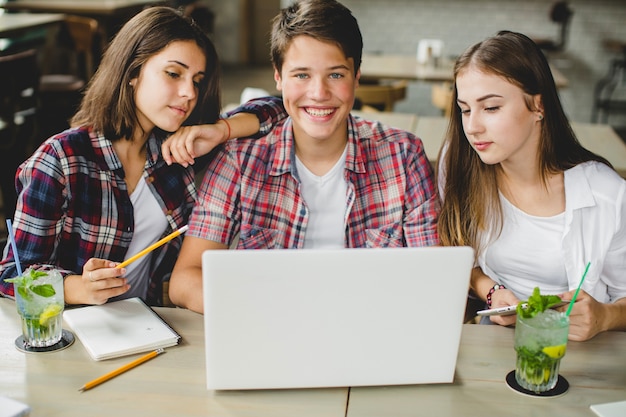 Youngsters with laptop in cafe