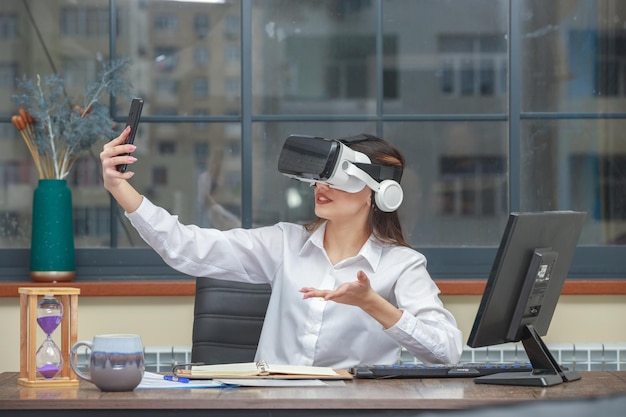 Free photo yyoung geek girl wearing vr glasses and taking selfie