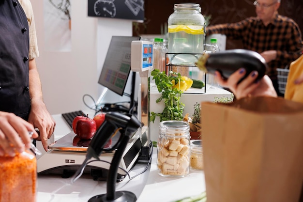 Free Photo zero waste store vendor sells food