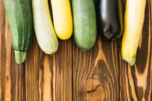 Free photo zucchini on wooden table