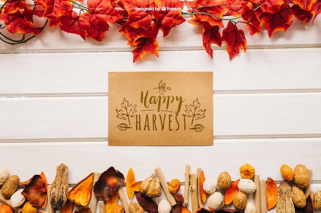 Free PSD autumn mockup with greeting card