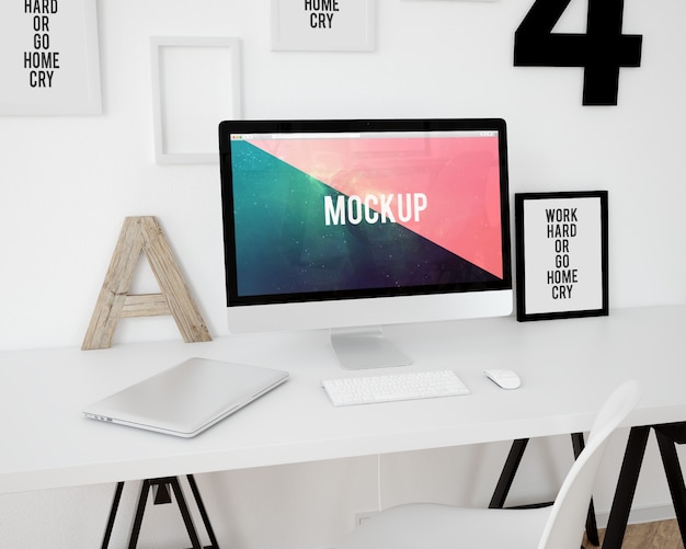 Free PSD computer on white desktop mock up