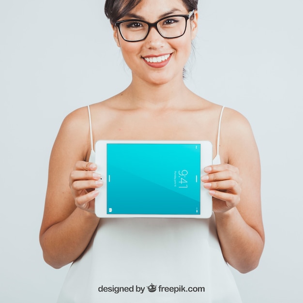 Free PSD happy woman with tablet's mock up 