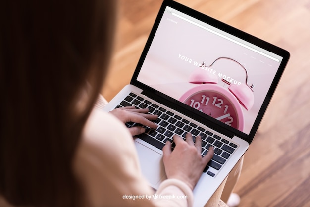 Free PSD modern woman working on laptop