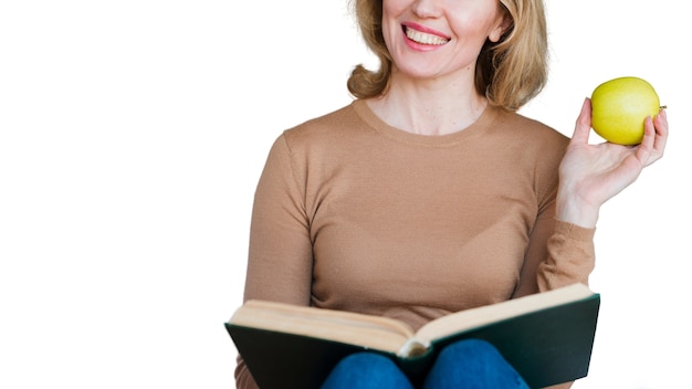 Free PSD portrait of woman reading book