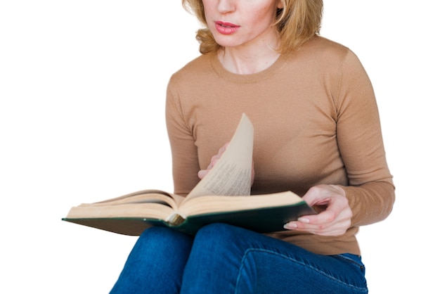 Free PSD portrait of woman reading book