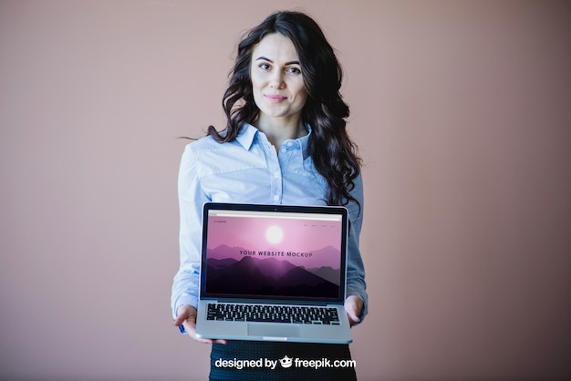 Free PSD stylish businesswoman presenting laptop