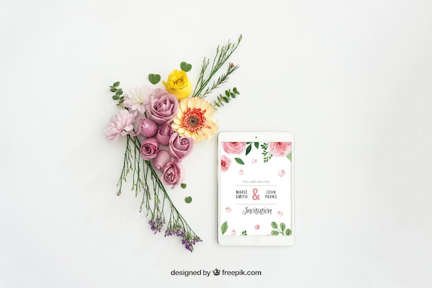 Free PSD tablet mockup design with floral decoration