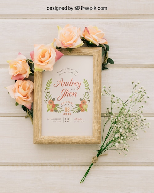 Free PSD wooden frame, flowers and bouquet