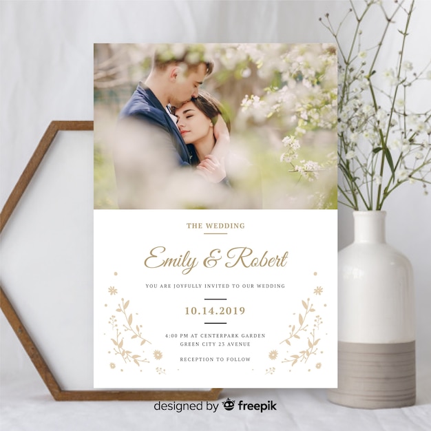 Free vector beautiful wedding invitation template with photo