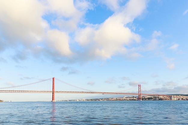 The 25 de Abril steel suspention bridge