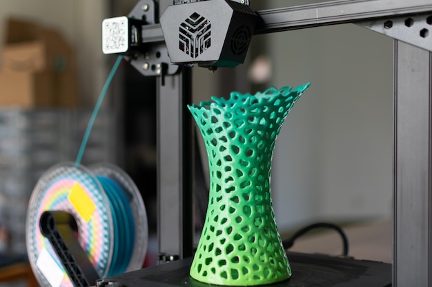 3d printing of a vase with multicolored pla filament