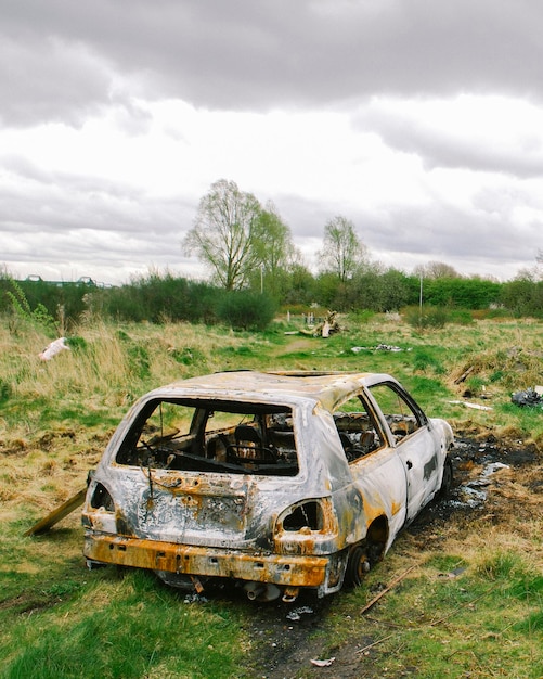 Photo abandoned car on field against sky