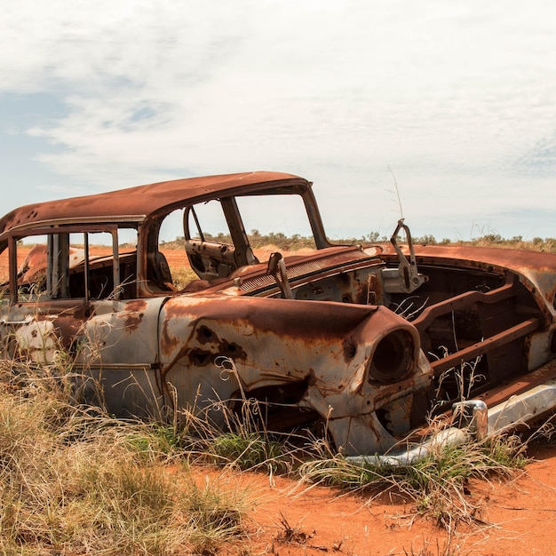 Photo abandoned car on field against sky