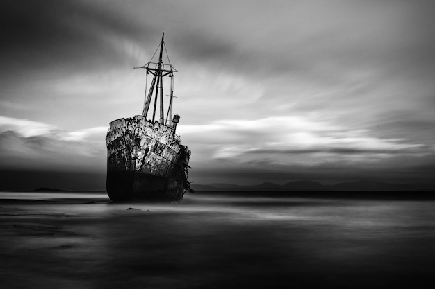 Photo abandoned ship on beach against sky