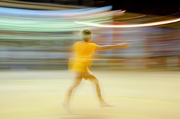 Photo abstract motion blur of a person in yellow shirt and shorts