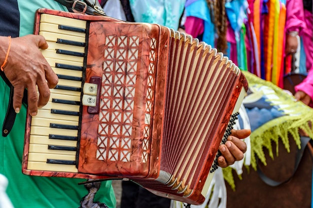 Photo accordionist playing during an important and traditional religious festival in the streets of brazil