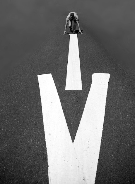 Photo active healthy runner jogging outdoor athlete man in running start pose on the city street