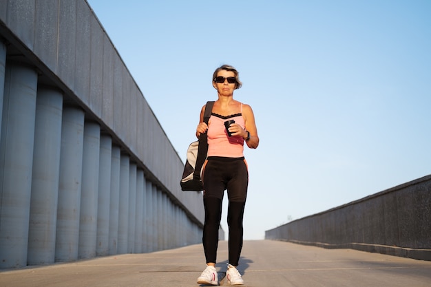 Photo active seniors woman go on fitness workout in the city