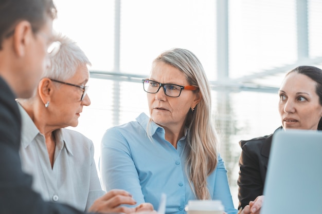 Adult businesswoman discussing ideas with colleagues. office workdays