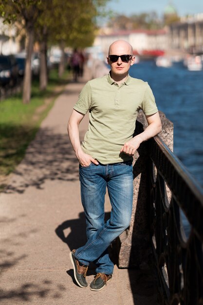 Adult man in a casual outfit with sunglasses