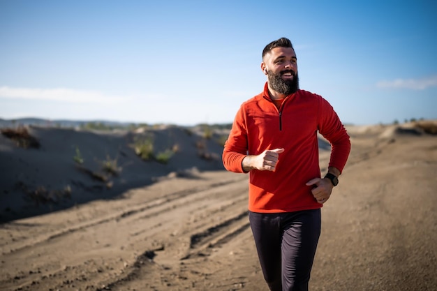 Photo adult man is jogging outdoor on sunny day