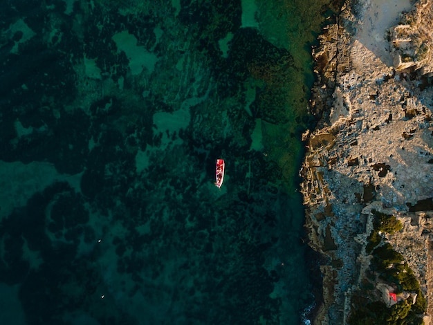 Photo aerial drone view of a deserted island in the sea showcasing the beauty and serenity of a remote paradise