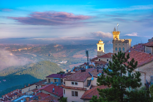 Photo aerial panoramic view of san marino cityscape with palazzo pubblico, town hall of the city of san marino at sunrise, republic of san marino