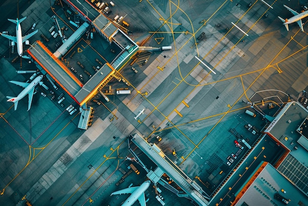 Photo aerial symphony of aviation on airport background