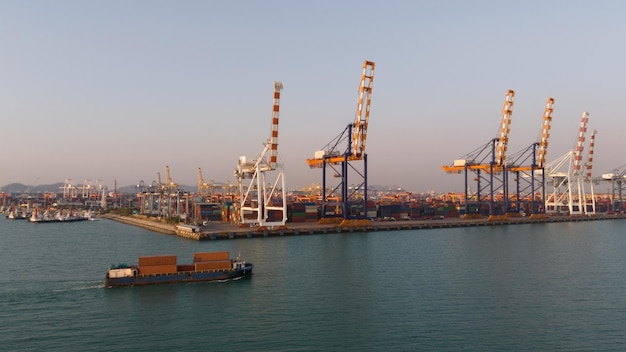 Photo aerial top view over international containers cargo ship at industrial importexport port prepare