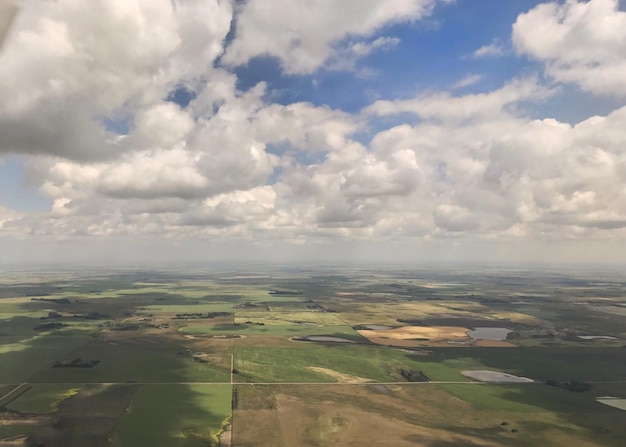 Photo aerial view of agricultural landscape against sky