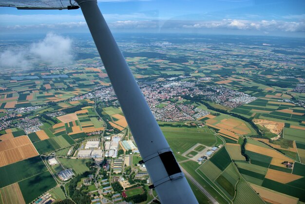 Photo aerial view of cityscape seen through airplane window