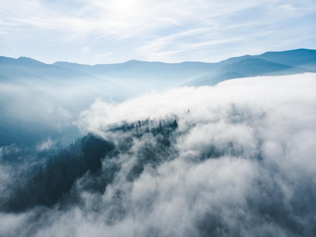 Photo aerial view of clods and fog over mountains hills magic time