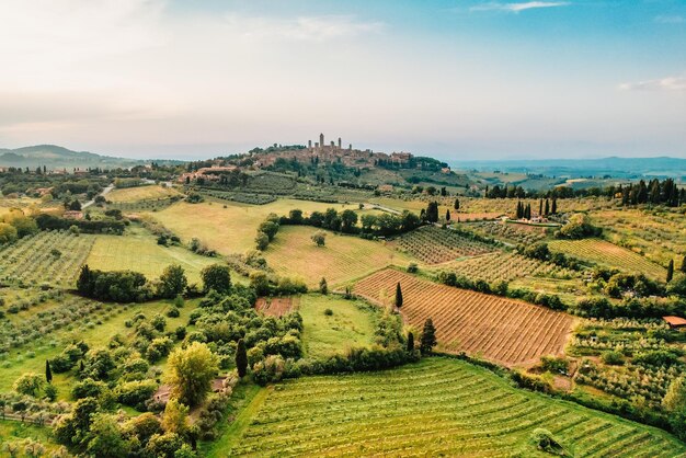 Photo aerial view of famous medieval san gimignano hill town with its skyline of medieval towers including the stone torre grossa province of siena tuscany italy