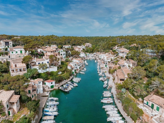 Photo aerial view of the fishing village in mallorca spain