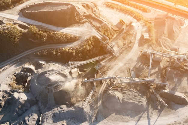 Photo aerial view of a gravel pit in poland. conveyor belts distribute the stone. heavy industry