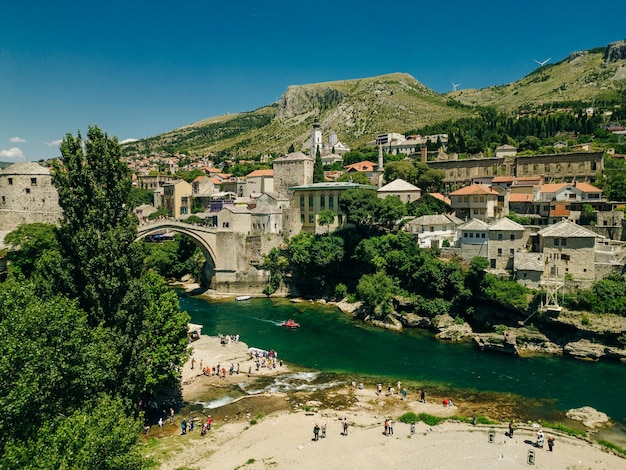 Photo aerial view of the historic town of mostar with famous old bridge bosnia and herzegovina