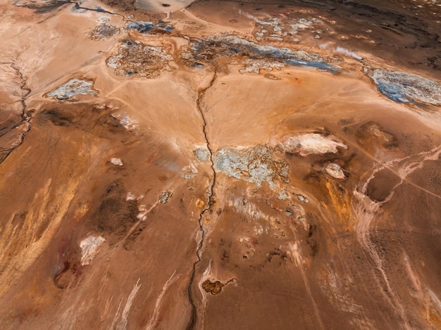 Photo aerial view of hverir geothermal area in iceland capturing boiling mud pools fumaroles and the dramatic landscape of this geothermal hotspot near lake myvatn