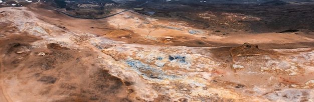 Photo aerial view of hverir geothermal area in iceland capturing boiling mud pools fumaroles and the dramatic landscape of this geothermal hotspot near lake myvatn