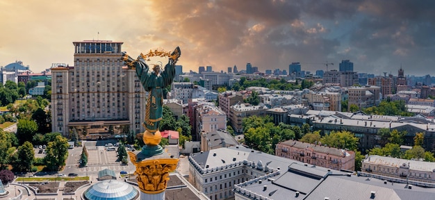 Photo aerial view of the kyiv ukraine above maidan nezalezhnosti independence monument