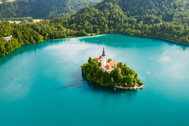 Photo aerial view of lake bled with assumption of mary pilgrimage church on the small island on the