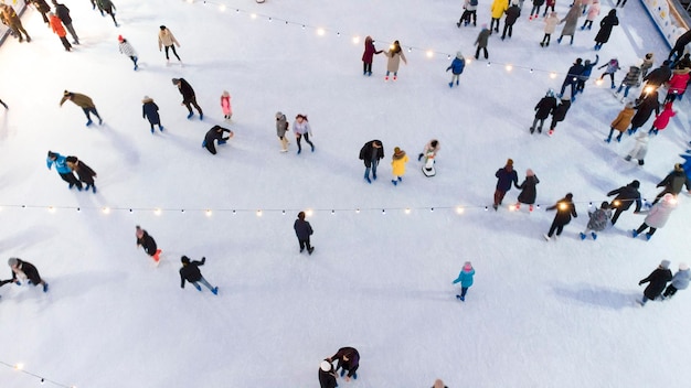 Aerial view many people skating on an openair ice rink in winter ice skating top view city park ice