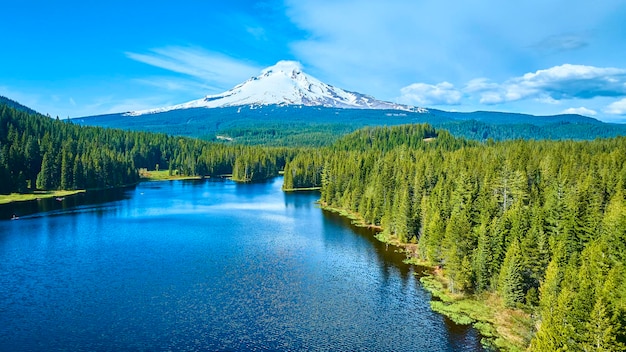 Photo aerial view of mount hood snowcapped peak over trillium lake