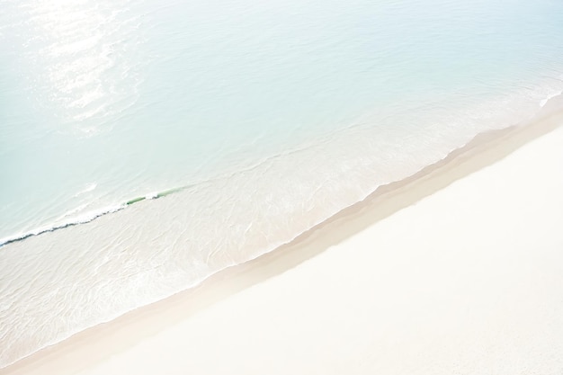 Photo aerial view of ocean waves meeting sandy shore