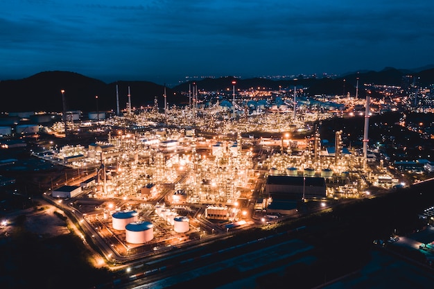 Photo aerial view of petroleum oil refinery in industrial estate at twilight evening time