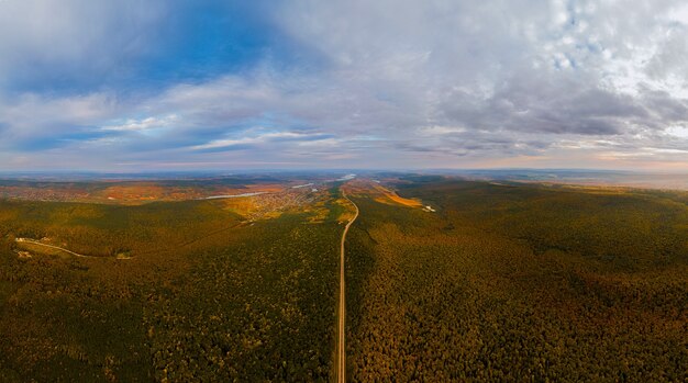 Photo aerial view of picturesque forests with a highway that crosses woods distance you can see the villag...