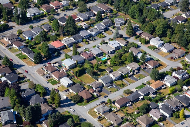 Photo aerial view of the residential homes in a suburban neighborhood