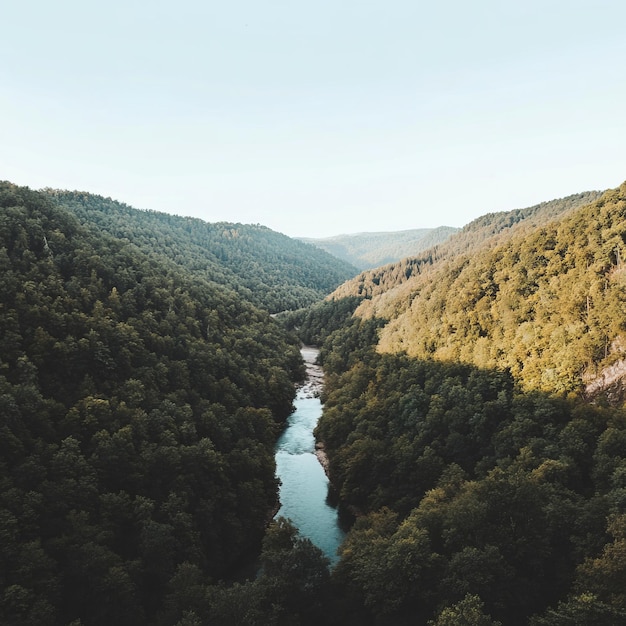 Photo aerial view of a river winding through a lush green valley