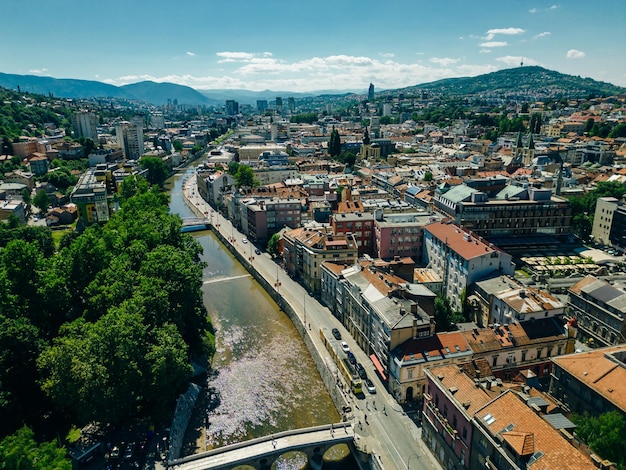 Photo aerial view of sarajevo city at sunset in bosnia and herzegovina