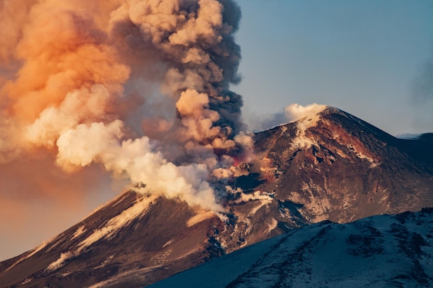 Photo aerial view of snowcapped mountains against sky